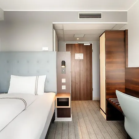 Premier Inn Berlin City Süd-3