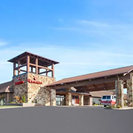 Ramada By Wyndham Greensburg Hotel & Conference Center-3