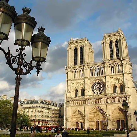 Notre Dame Paradis Latin-2