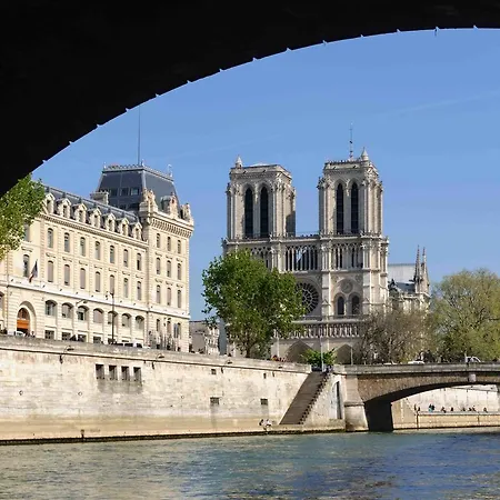 Notre Dame Paradis Latin-3