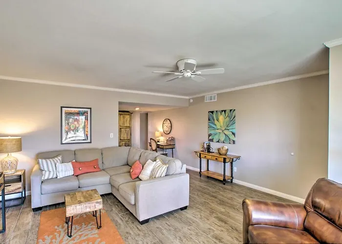 Walk To Trolley & Lake: Sunny Scottsdale Townhome