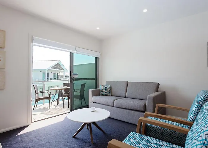 Pacific Blue: Dual Key Beachfront Resort with Air Conditioning