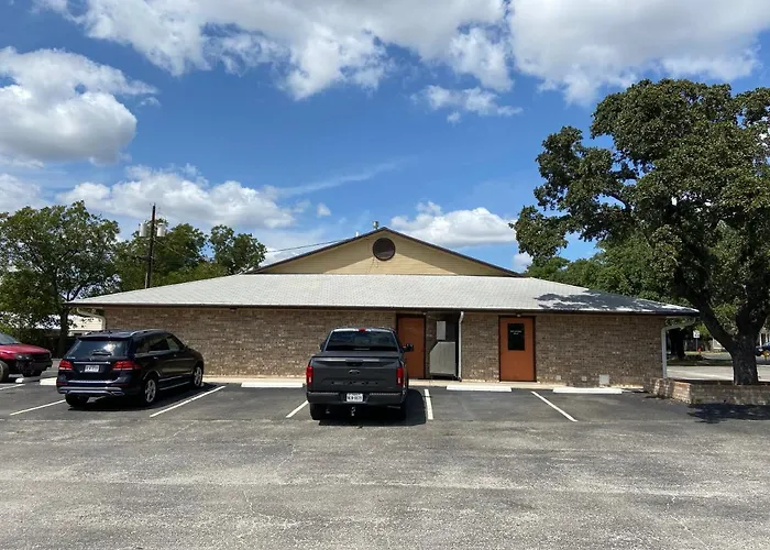 Redbud Inn