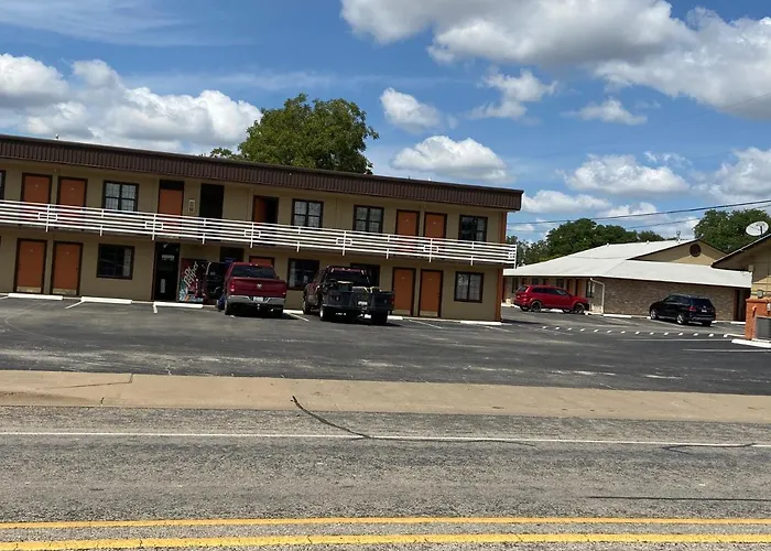 Redbud Inn