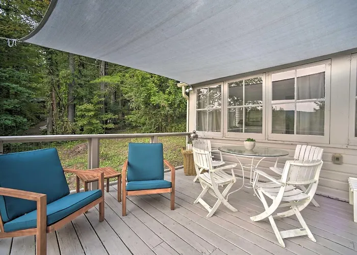Cozy Stockbridge Cabin - Walk To Beach & Lake!
