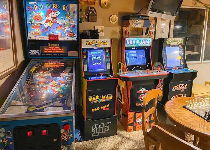 Family Cabin W/ Game Room Near Hiking + Skiing!