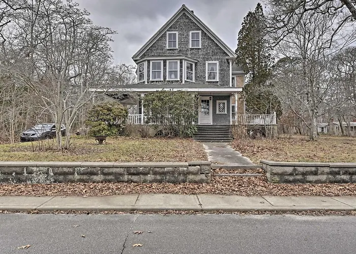 Easy Access To Beaches: Vineyard Haven House