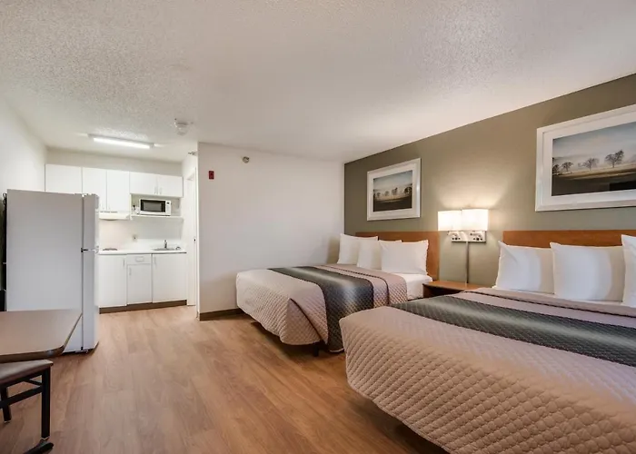 Hometowne Studios By Red Roof Fresno - West
