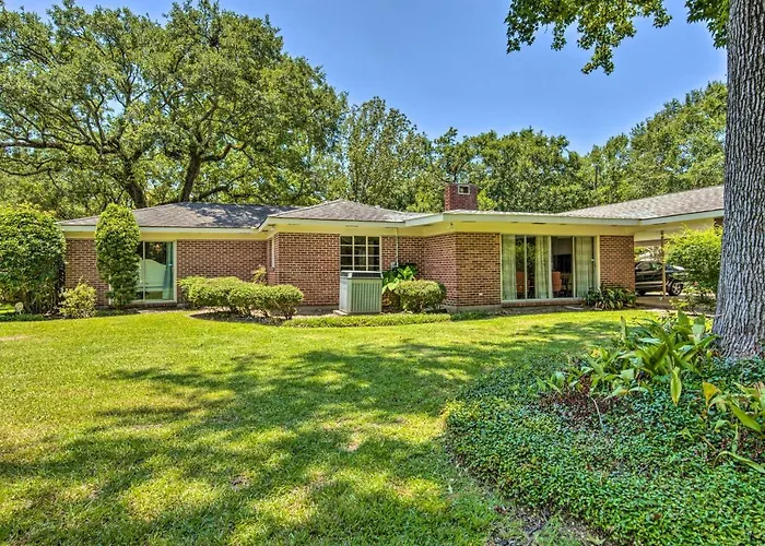 Ocean Springs Home - Walk To Beach & Downtown!