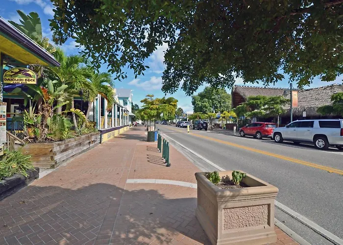 Siesta Key Beachside Getaway Cottage Walking Distance To Beach And Village