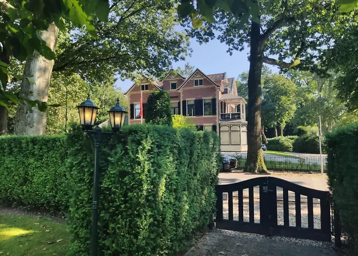 Modern Palace Emma Staete