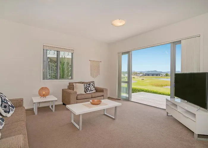 Lakeside Villa Retreat - Matarangi Downstairs Unit