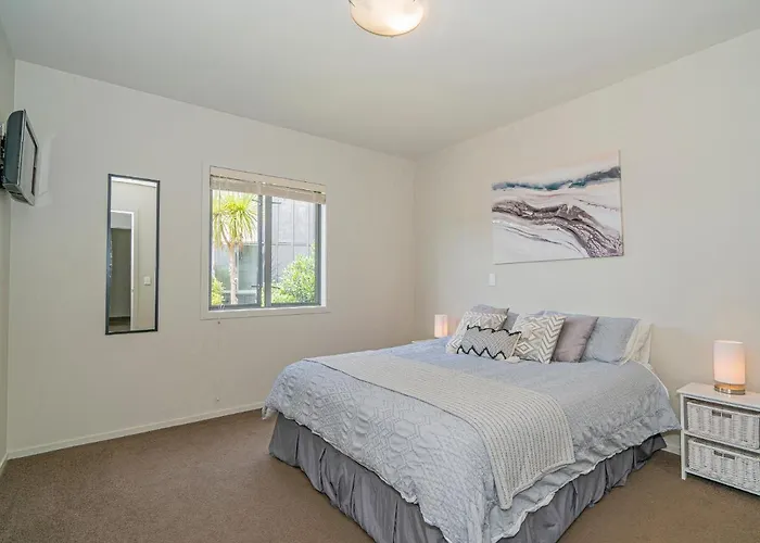 Lakeside Villa Retreat - Matarangi Downstairs Unit