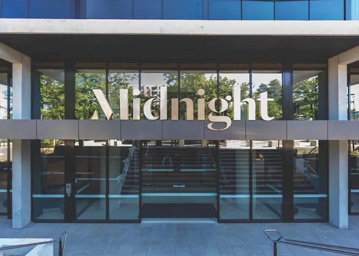 Midnight Luxe: Chic Braddon Apartment with Pool and Sauna