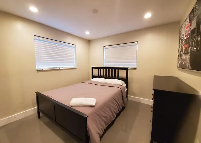 Lakefront Vacation Home - Sleeps 8