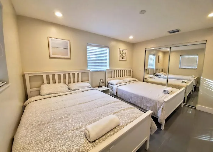 Lakefront Vacation Home - Sleeps 8
