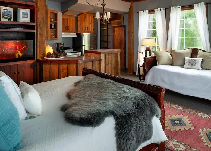 Whimsical Gatehouse At Dark Horse Retreat