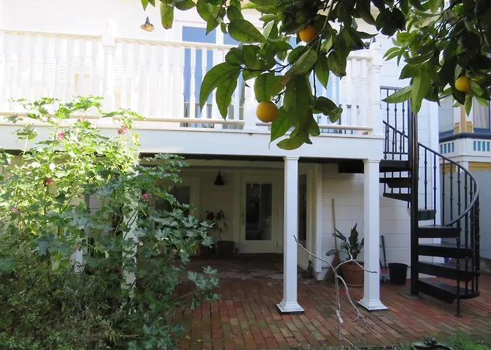Garden Level Flat In 1885 Queen Anne Victorian Cottage In Alameda