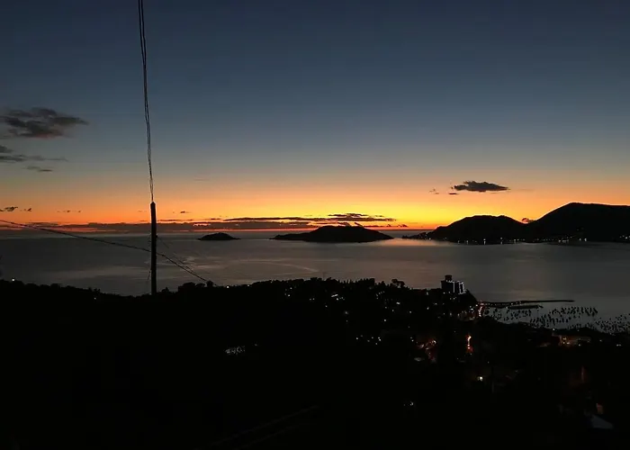 La Gora, Tra Mare E Sentieri