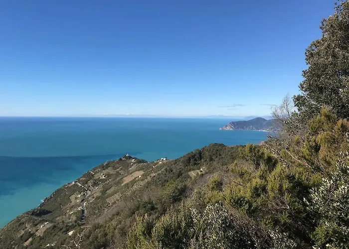 La Gora, Tra Mare E Sentieri
