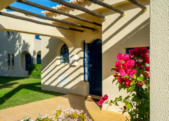 Paraiso de Alvor: Poolside Retreat Near Beach and Village