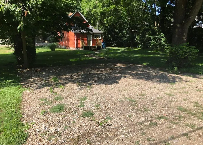 Downtown 2 Bedroom Cottage, Sleeps 6, Walking Distance To Honeywell, Downtown Restaurants, Shopping
