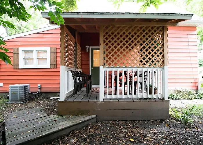 Downtown 2 Bedroom Cottage, Sleeps 6, Walking Distance To Honeywell, Downtown Restaurants, Shopping