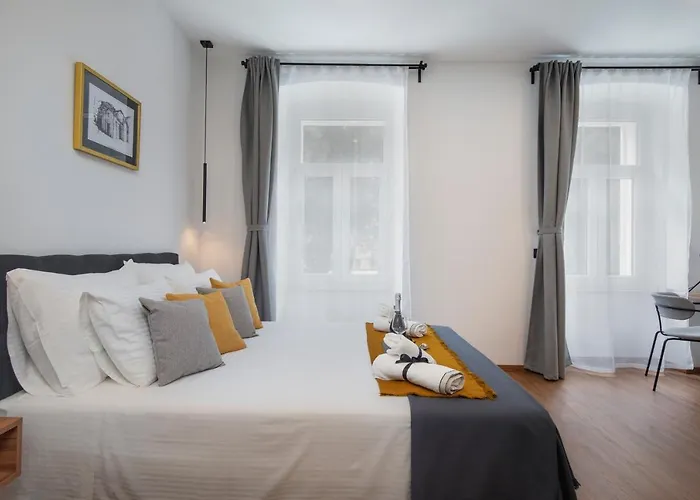 Deluxe Rooms And Apartments Korzo