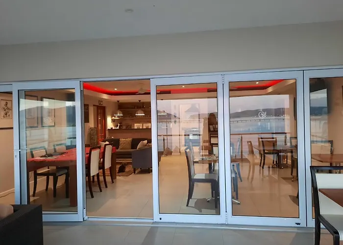 Phoenix Lodge And Waterside Accommodation