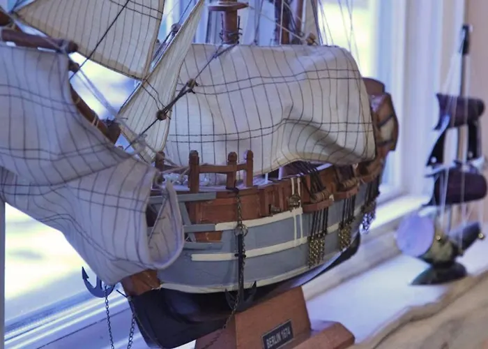 La Maison Du Capitaine, Maison Entiere 100 M 1080 Pi Carre