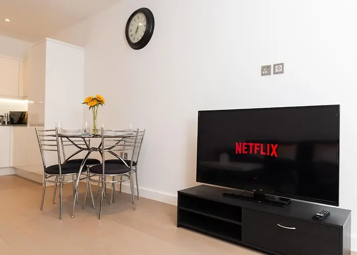 City Centre Retreat: Cozy St Albans Apartment with Free Parking