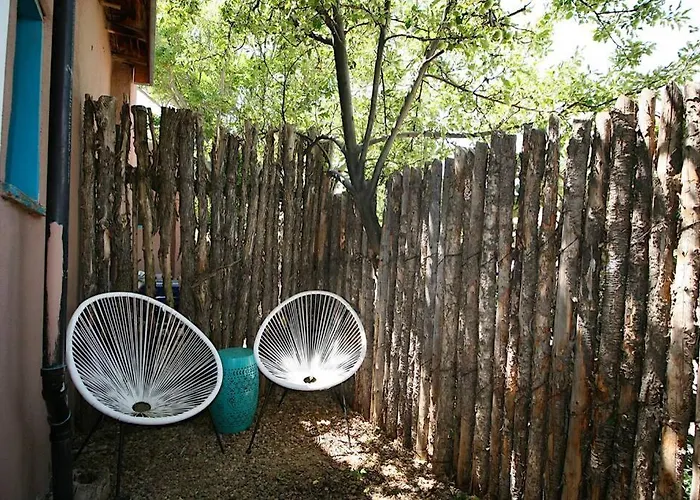 Closson Getaway - Courtyard - Railyard And Plaza