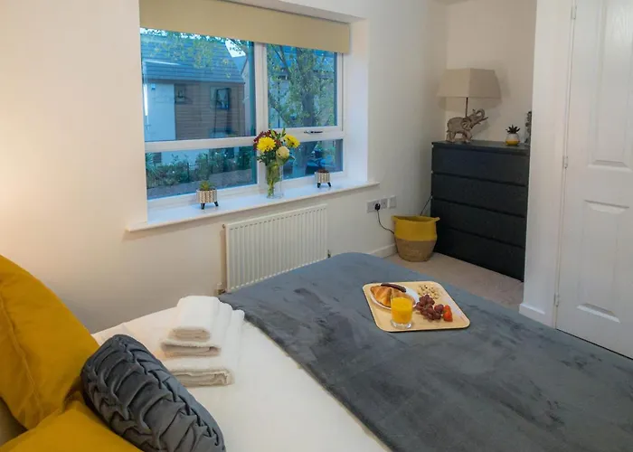 Modern 2 Bed House With Parking And Garden