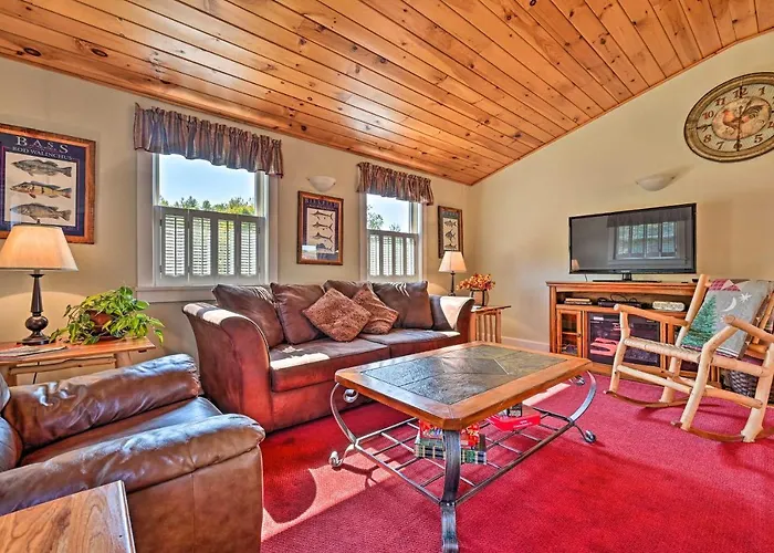 Cozy Apt W/ Hot Tub & Deck, 10 Mi To Stowe Resort!