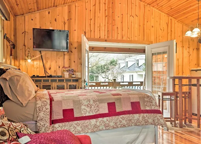 'The Boat House' Creekside Escape In Hot Springs!
