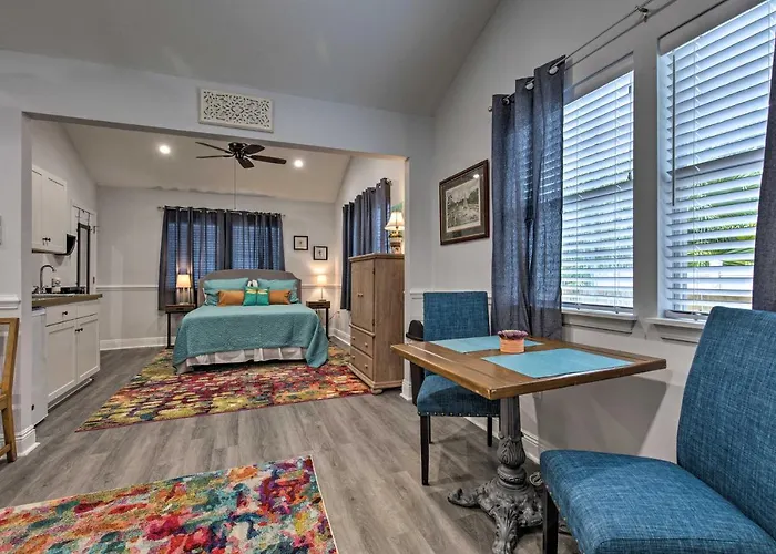 Downtown Ocean Springs Retreat: 1 Mi To Beach!