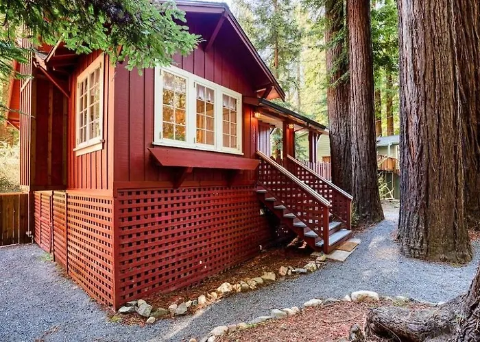 Redwood Retreat! Redwoods! Walk To River!! Hot Tub!! Bbq! Central Air!!