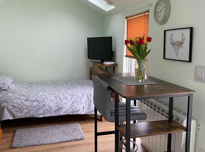 Cosy 1 Bed Garden Annexe