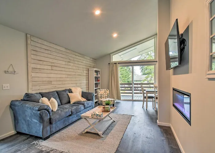 Cozy Cottage On The Coast Near Downtown Westport!