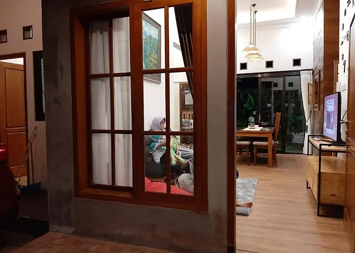 Omah Lumut Malang, Best Family Villa 3 Bedrooms Free Pool Kolam Renang