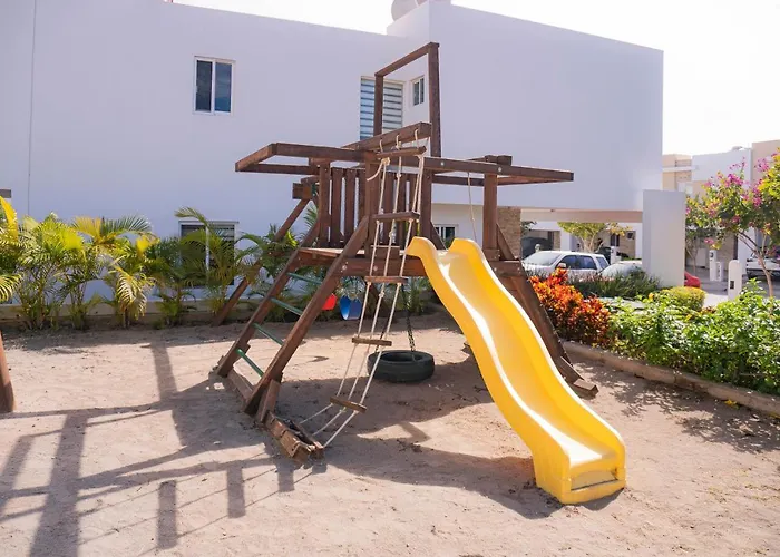 Casa En Privada Frente A La Playa Con Alberca!
