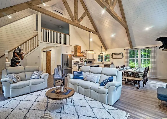 Hot Tub, Grill & Mtn Views! Benezette Cabin