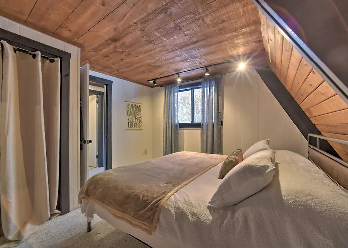 Cozy A-Frame Cabin W/ Pool Table: 8 Mi To Mt Snow!