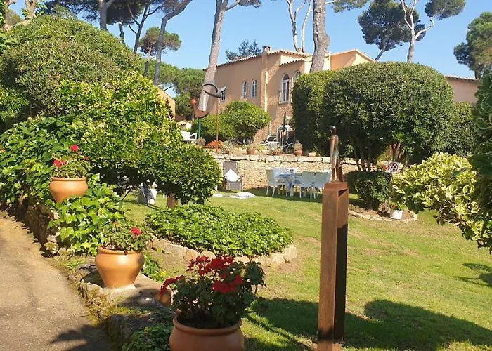 Casa Con Jardin A 30 Metros De La Playa. Vc.