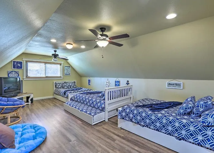 Lake Granbury Getaway! Family Home W/ Deck & Games
