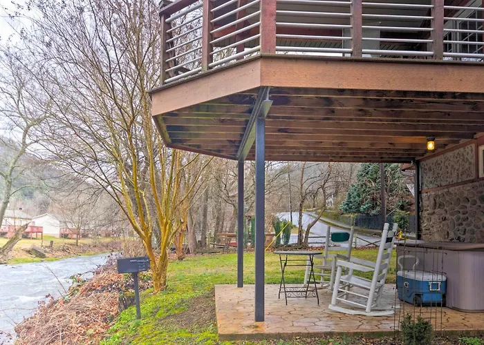 'The Boat House' Creekside Escape In Hot Springs!