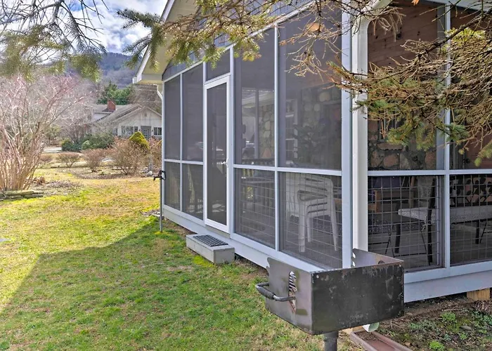 Screened Porch: 'The Rock Cottage' In Hot Springs