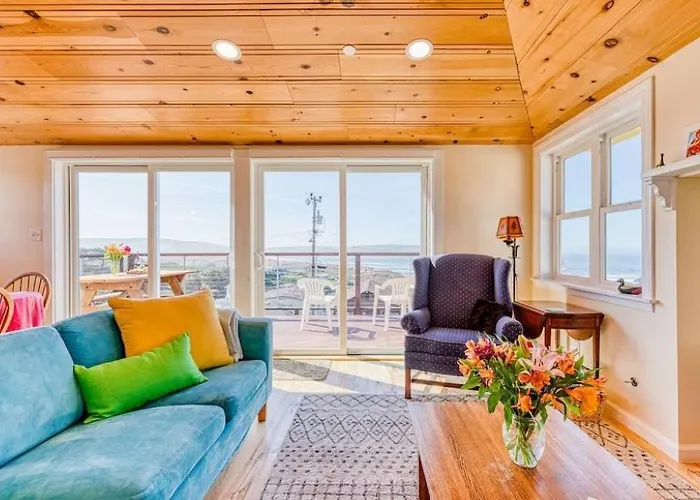 The Lookout! Stunning Views!! Walk To Beach! Bbq! Fast Wifi!! Dog Friendly!