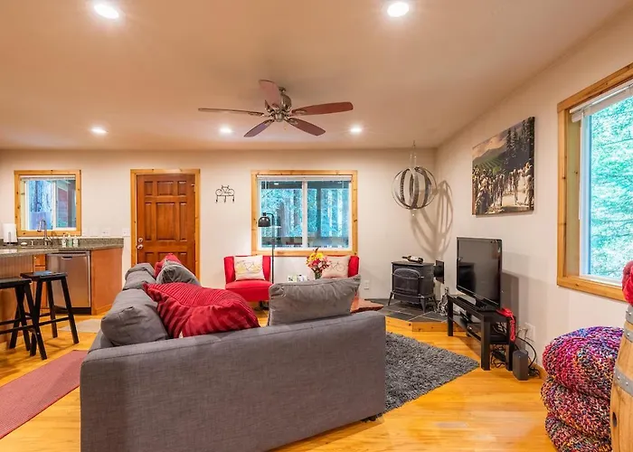 Vino Velo Retreat! Redwoods! Hot Tub!! Fire Table!! Bbq!! Game Room!! Fast Wifi!! Dog Friendly!!