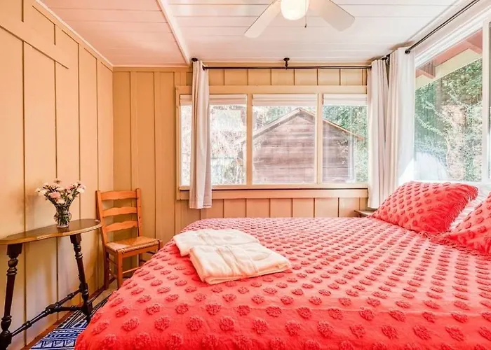 Redwood Retreat! Redwoods! Walk To River!! Hot Tub!! Bbq! Central Air!!